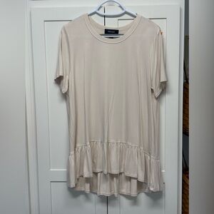 Karen Kane ladies T-shirt, size XL cream with a ruffle